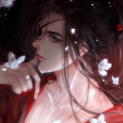 大爷穿着自己编织的蓑衣卖樱桃